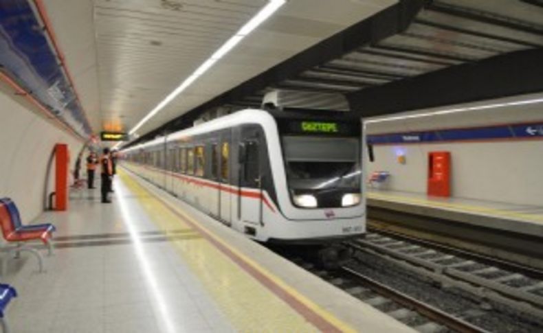 Metro yolda bıraktı